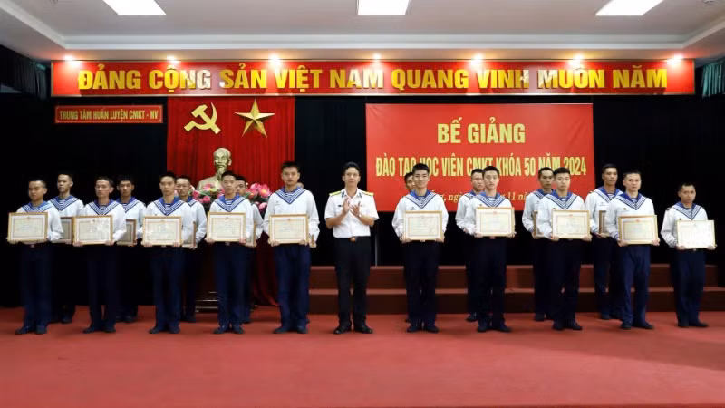 Chỉ huy Trung tâm huấn luyện chuyên môn kỹ thuật nghiệp vụ Vùng 3 Hải quân trao thưởng các học viên có thành tích tốt trong khóa học.