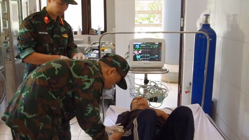 Kịp thời cấp cứu cho ngư dân.