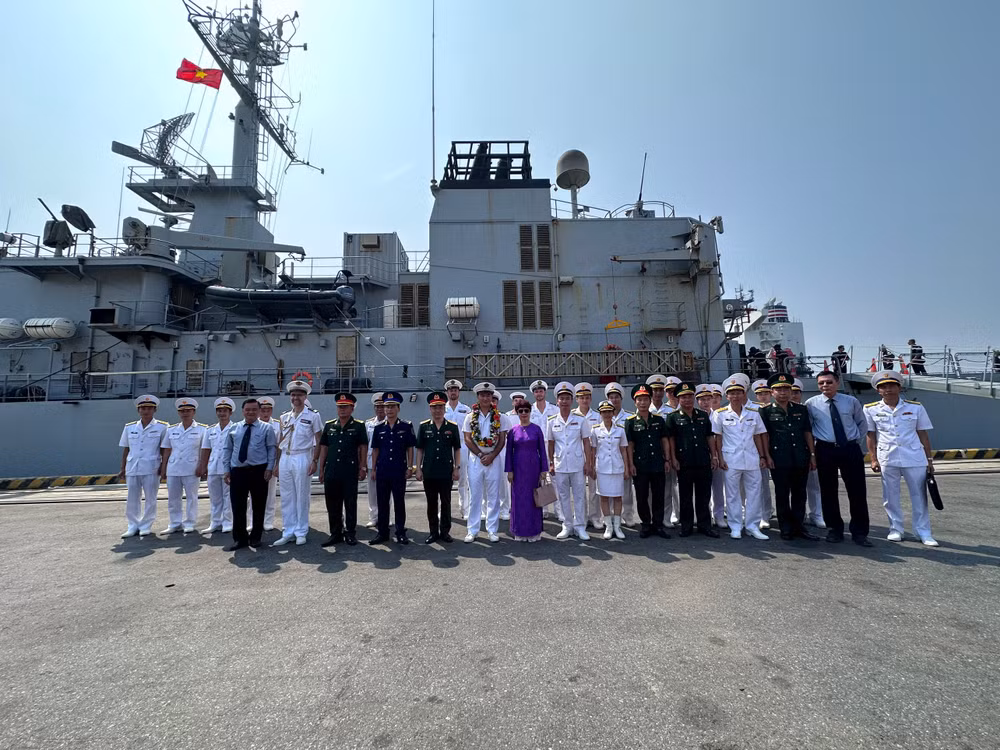 Lễ đón tàu được tổ chức trang trọng tại cầu cảng Tiên Sa, Đà Nẵng.