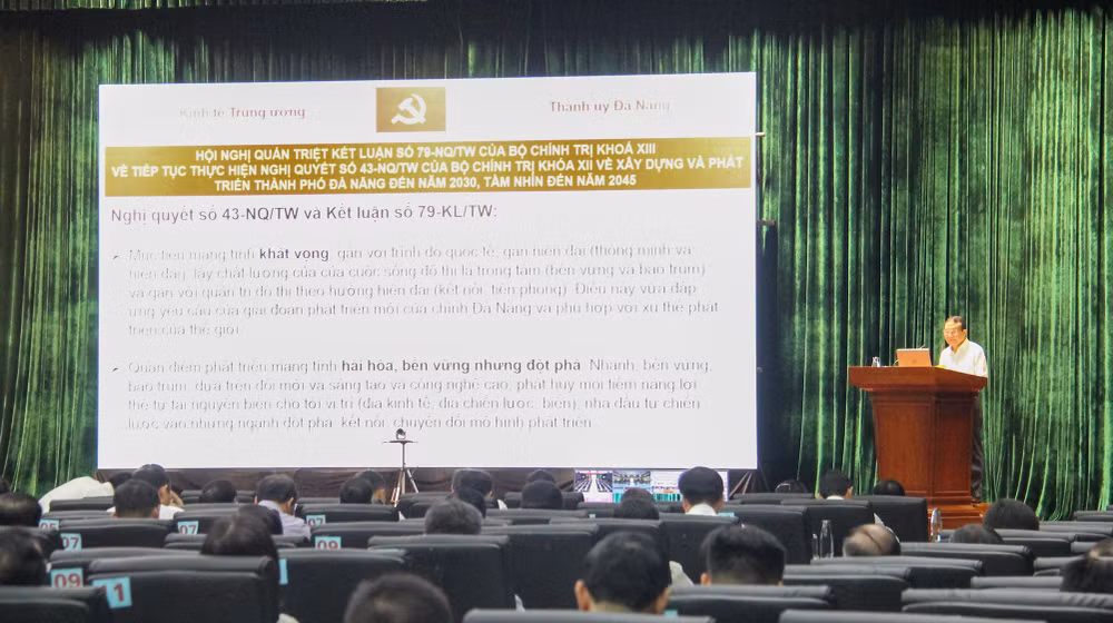 Đồng chí Nguyễn Hồng Sơn, Phó Trưởng Ban Kinh tế Trung ương phổ biến, quán triệt những nội dung chính, quan trọng của Kết luận 79 của Bộ Chính trị.