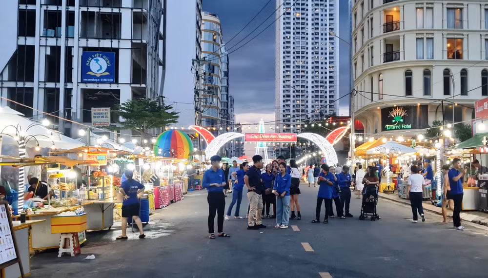 Các gian hàng tại chợ đêm An Thượng hấp dẫn người dân và du khách.