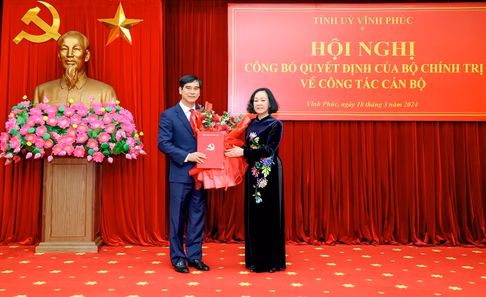 Đồng chí Trương Thị Mai trao quyết định cho đồng chí Dương Văn An.