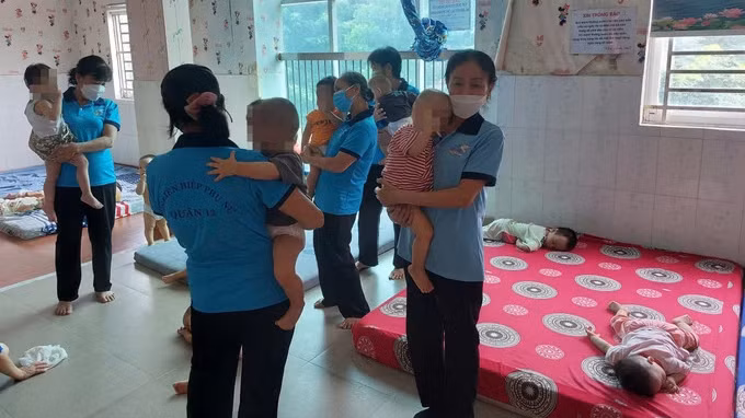 Bố trí cán bộ chăm sóc các cháu bé ở Mái ấm Hoa Hồng, quận 12, Thành phố Hồ Chí Minh. (Ảnh: Báo Sài Gòn giải phóng)