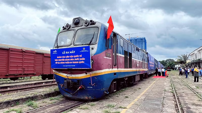 Đoàn tàu liên vận quốc tế chở hàng xuất khẩu từ ga Sóng Thần (Bình Dương) đi Trung Quốc. (Ảnh NGỌC NĂM)