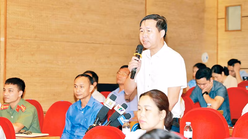 Cử tri huyện Sóc Sơn phát biểu ý kiến tại hội nghị. (Ảnh TIẾN THÀNH)