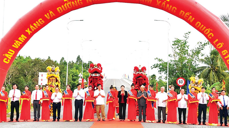 Lễ khánh thành cầu Vàm Xáng bắc qua sông Cần Thơ trên địa bàn huyện Phong Điền, công trình góp phần thúc đẩy phát triển kinh tế- xã hội của địa phương.