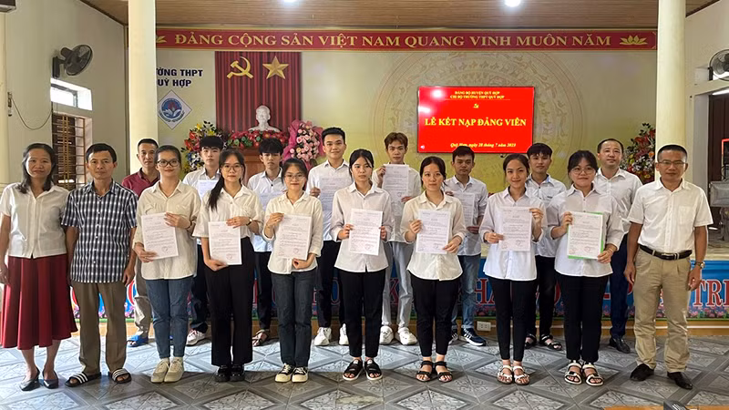 Chi bộ Trường THPT Quỳ Hợp 1 tổ chức Lễ kết nạp đảng viên mới cho các học sinh ưu tú.