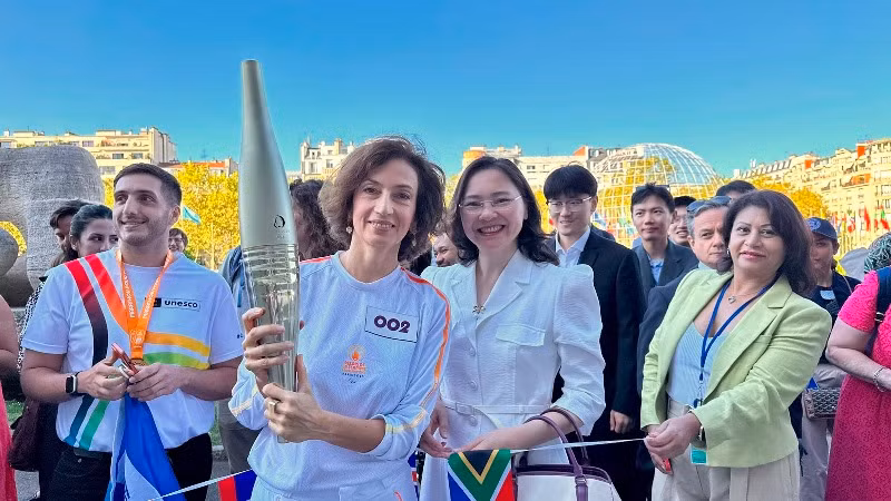 Tổng Giám đốc UNESCO Audrey Azoulay và Đại sứ, Đại diện thường trực Việt Nam bên cạnh UNESCO Nguyễn Thị Vân Anh trong lễ đón ngọn đuốc Paralympic tại trụ sở UNESCO.