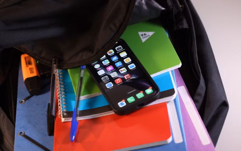 Điện thoại di động và các đồng hồ kết nối khác sẽ sớm bị cấm ở các lớp trung học cơ sở và trung học phổ thông tại Hà Lan. (Ảnh: Le Parisien)