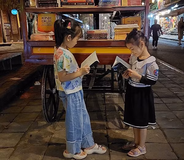 Đường sách phố cổ thu hút cả các bạn đọc nhí ở Hội An. (Ảnh QUỐC BẢO)