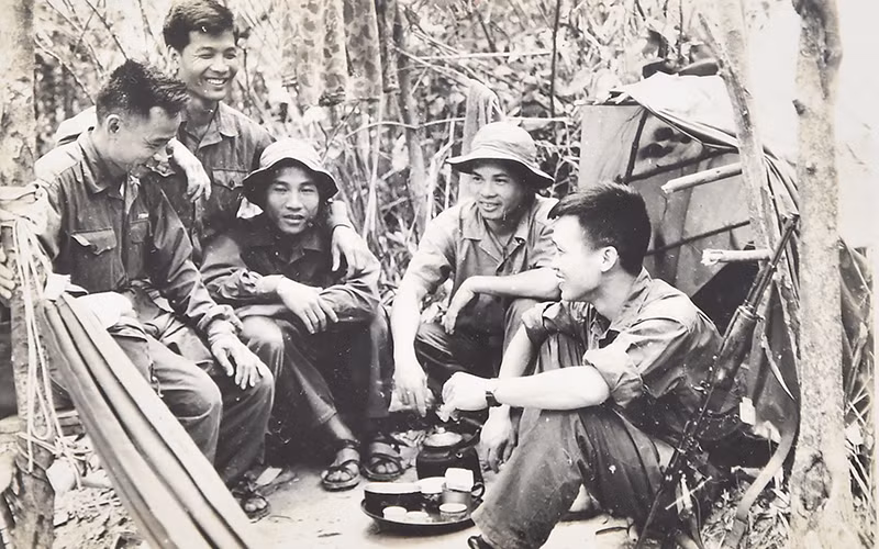 Bức ảnh Thượng tá, cựu chiến binh Tạ Minh Thanh (bên phải) được phóng viên Báo Nhân Dân Nguyễn Văn Bang chụp trước Chiến dịch Quảng Trị năm 1972.