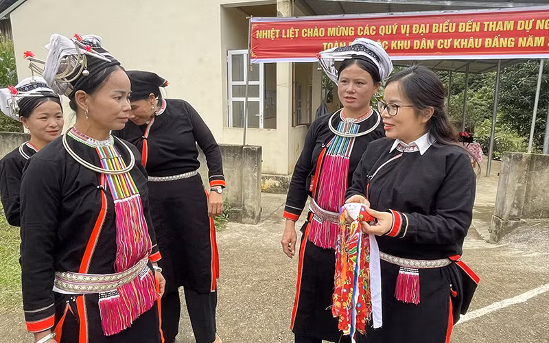 Phó Bí thư Thường trực Huyện ủy Pác Nặm Ma Thị Mận (đeo kính) dự Ngày hội đại đoàn kết tại khu dân cư thôn Khâu Đấng, xã Bộc Bố. (Ảnh Lường Loan)