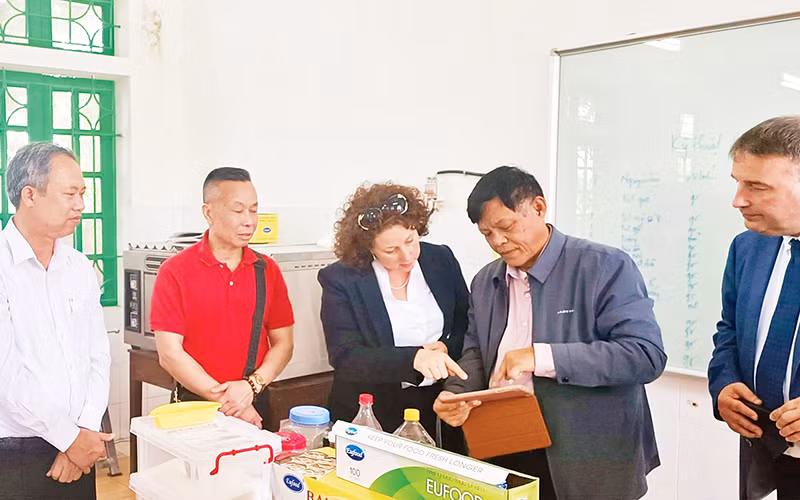 Lãnh đạo Trường cao đẳng Kinh tế và Công nghệ Nam Định làm việc với chuyên gia nước ngoài về đào tạo nghề chế biến, bảo quản thực phẩm nông sản.