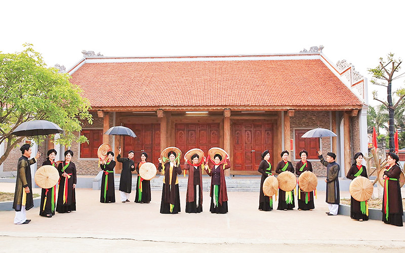 Các liền anh, liền chị làng Diềm bên ngôi nhà chứa quan họ mới.
