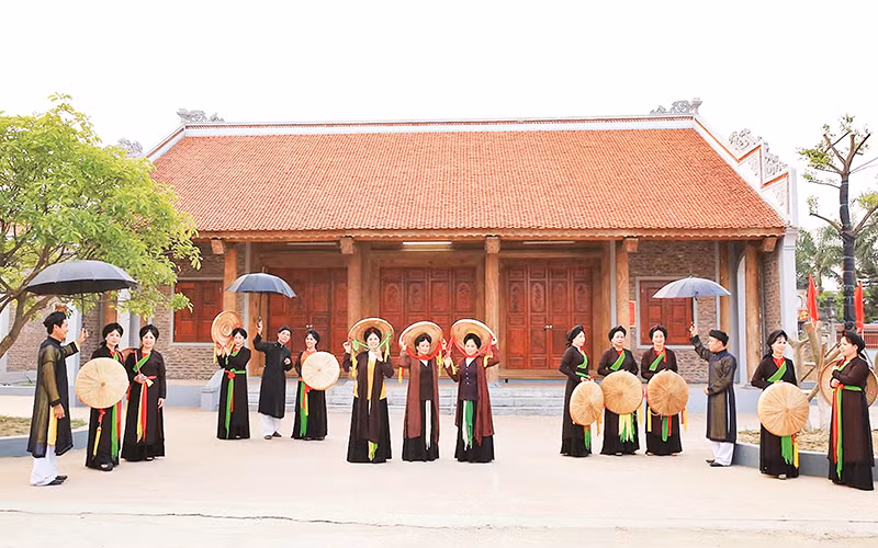 Các liền anh, liền chị làng Diềm bên ngôi nhà chứa quan họ mới.