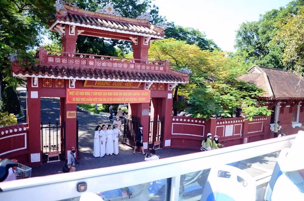 Xe buýt qua các điểm du lịch hấp dẫn, độc đáo của Huế.