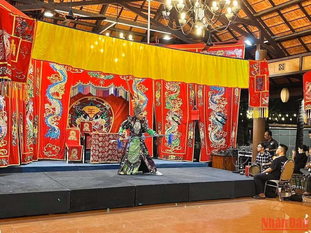 Biểu diễn hát bội.