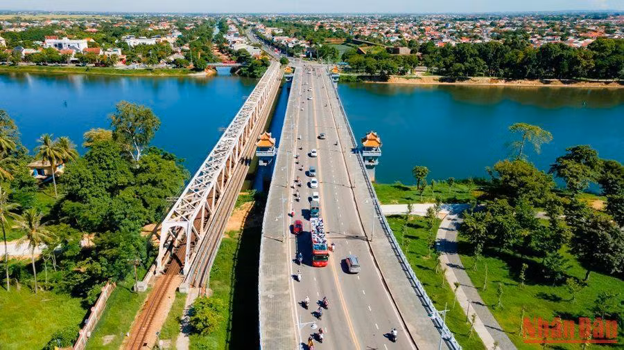 Trong giai đoạn đầu, Vietnam Toursims sẽ vận hành thí điểm trước 2 tuyến tại Huế, gồm: “Tuyến City tour - Hành trình Di sản Cố đô Huế” với 12 điểm dừng và “Tuyến ngắm cảnh đêm Huế”.