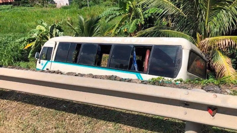 Hiện trường vụ tai nạn xe khách tại Phú Yên, ngày 21/8, làm một số hành khách bị thương nhẹ. (Ảnh: Trình Kế)