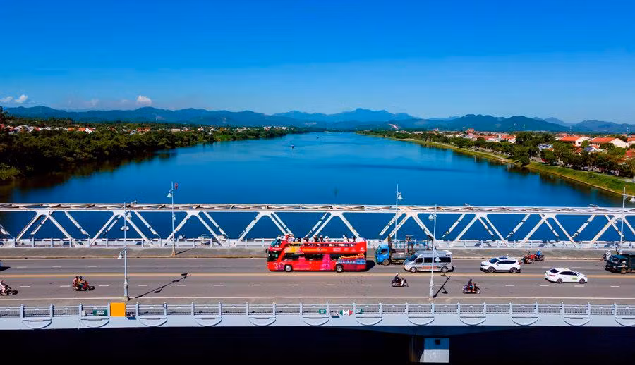 Xe buýt qua các điểm du lịch hấp dẫn, độc đáo của Huế.