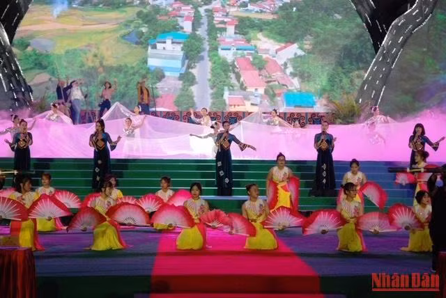 Múa quạt dân tộc Giáy huyện Bát Xát.