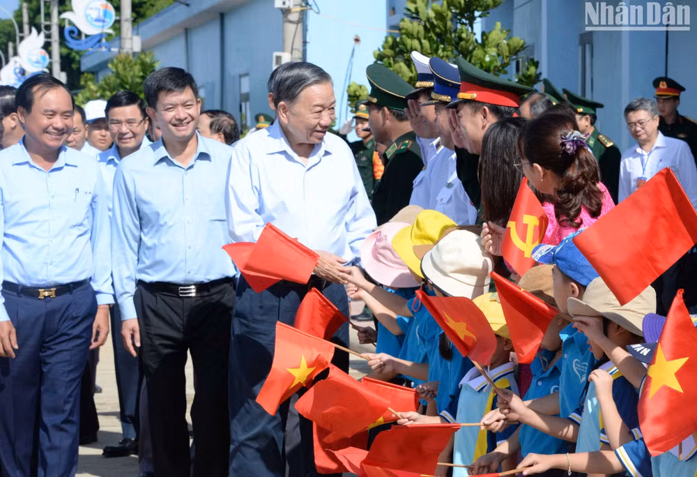 Tổng Bí thư, Chủ tịch nước thăm, làm việc tại huyện đảo Cồn Cỏ.
