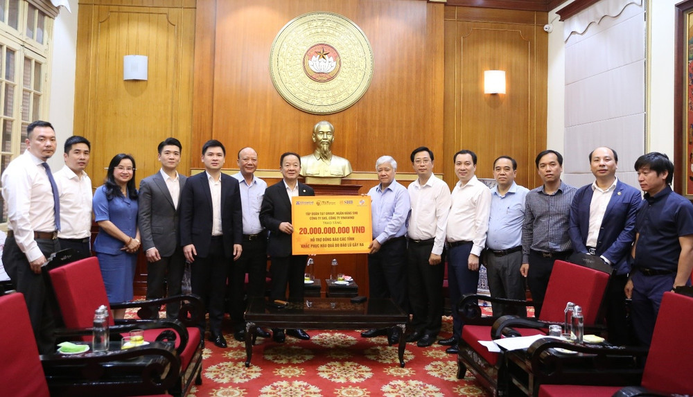 Ông Đỗ Quang Hiển, Nhà sáng lập, Chủ tịch UBCL Tập đoàn T&T Group, Chủ tịch HĐQT Ngân hàng SHB trao ủng hộ 20 tỷ đồng cho Ủy ban Trung ương Mặt trận Tổ quốc Việt Nam.