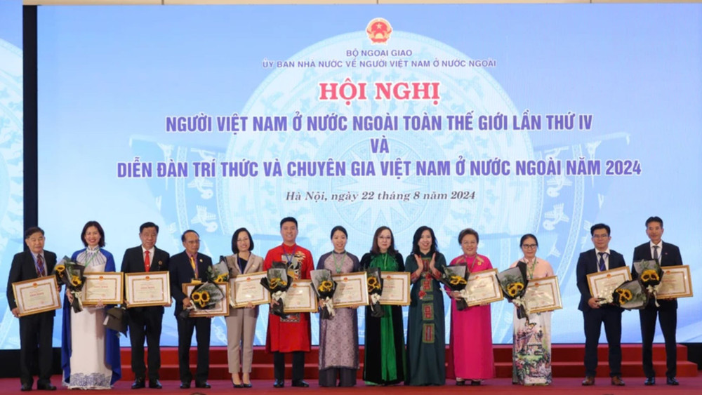 Lễ tặng thưởng các cá nhân có đóng góp quan trọng vào công tác người Việt Nam ở nước ngoài. (Nguồn: TTXVN) 