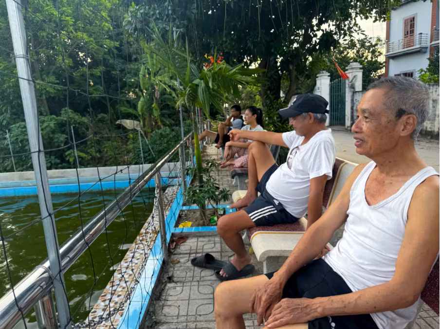 Các bậc phụ huynh phấn khởi dõi theo con em mình.