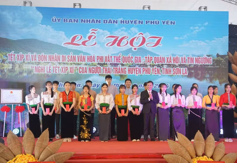 Chủ tịch Ủy ban nhân dân huyện Phù Yên tặng 20 suất học bổng cho các em học sinh có thành tích học tập xuất sắc.