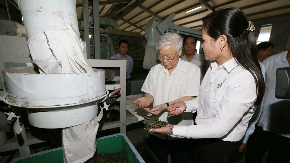 Tổng Bí thư Nguyễn Phú Trọng thăm Nhà máy chè Sen Cha, Công ty cổ phần đầu tư phát triển chè Tam Đường ở xã Bản Bo, huyện Tam Đường, tỉnh Lai Châu. (Ảnh: TTXVN)