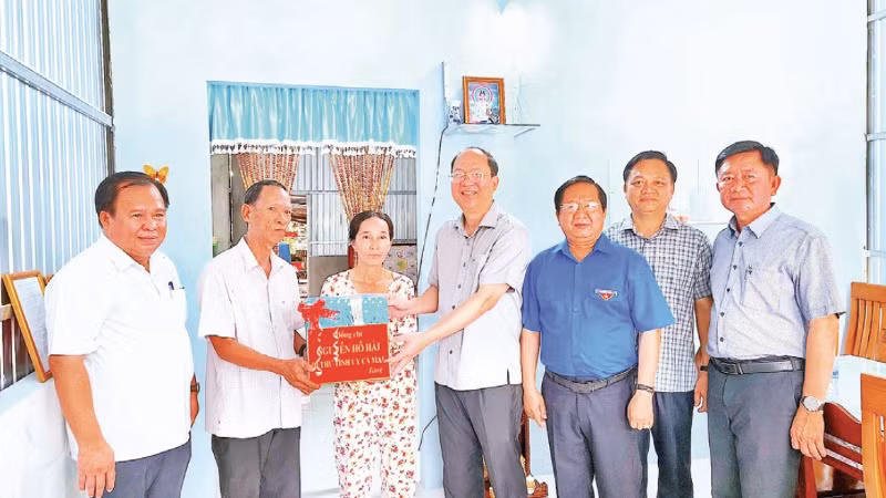 Lãnh đạo Tỉnh ủy và Ủy ban nhân dân tỉnh Cà Mau tặng quà hỗ trợ, động viên hộ dân vừa hoàn thành xây nhà mới.
