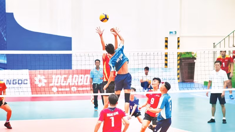 Các vận động viên bóng chuyền nam hai đội Trà Vinh, Bến Tre tranh tài.