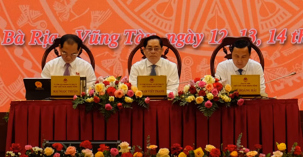 Đồng chí Phạm Viết Thanh, Ủy viên Trung ương Đảng, Bí thư Tỉnh ủy, Chủ tịch Hội đồng nhân dân tỉnh chủ trì kỳ họp.