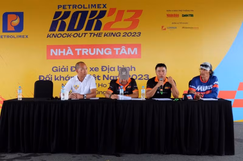 Ban tổ chức phổ biến thể lệ thi đấu.