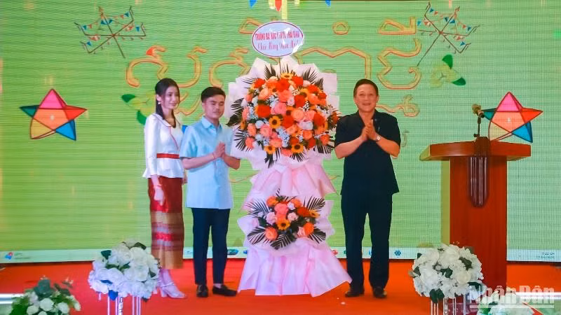 Lãnh đạo trường Đại học Y Dược Thái Bình tặng hoa chúc mừng lưu học sinh Lào và Campuchia nhân dịp Tết cổ truyền dân tộc của hai nước bạn.