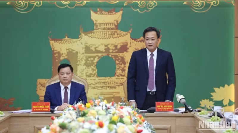 Đồng chí Nguyễn Hữu Nghĩa, Bí thư Tỉnh ủy Hưng Yên phát biểu ý kiến.