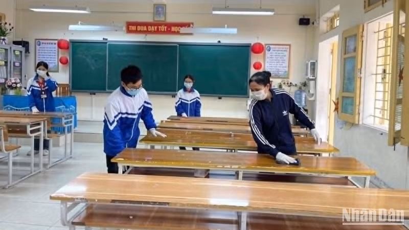 Vệ sinh lớp học có chùm ca bệnh sởi tại Trường trung học cơ sở Trần Phú (thành phố Thái Bình).