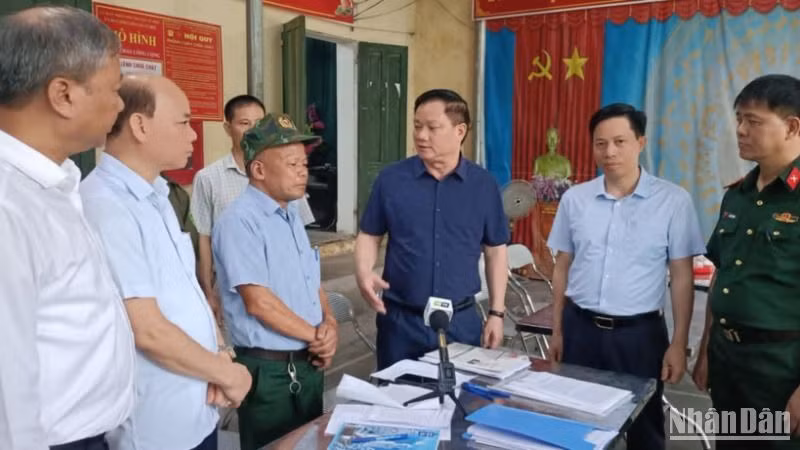 Đồng chí Nguyễn Khắc Thận, Bí thư Tỉnh ủy Thái Bình (thứ 3 từ phải sang) kiểm tra hoạt động lấy ý kiến cử tri tại thôn Trung Lập (xã Vũ Hội, huyện Vũ Thư) sáng 22/4/2025.