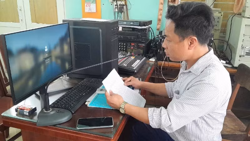 Cán bộ Trung tâm Văn hóa, Thể thao huyện Hưng Hà đọc phát thanh chủ trương sắp xếp đơn vị hành chính trên địa bàn. (Ảnh: NGUYỄN TUYẾT).