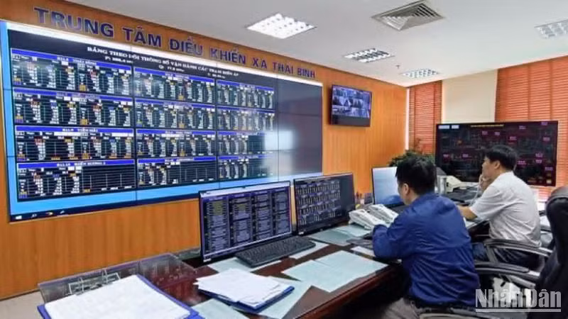 Cán bộ kỹ thuật trực theo dõi tại Trung tâm điều khiển, thuộc Công ty Điện lực Thái Bình.