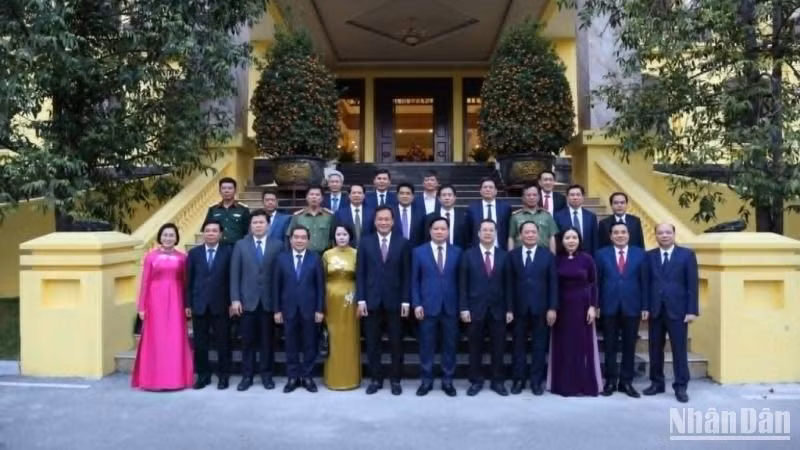 Đại biểu hai tỉnh chụp ảnh lưu niệm.