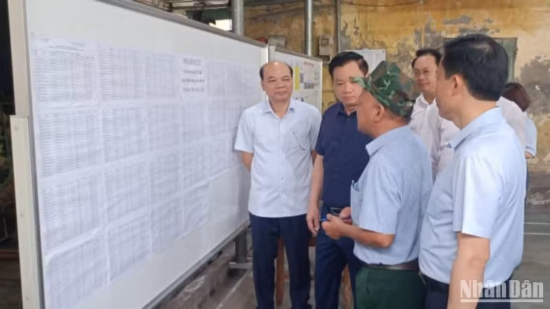 Đồng chí Nguyễn Khắc Thận, Bí thư Tỉnh ủy Thái Bình (thứ 2 từ trái sang) nghe Trưởng thôn Trung Lập báo cáo công tác chuẩn bị lấy ý kiến cử tri.