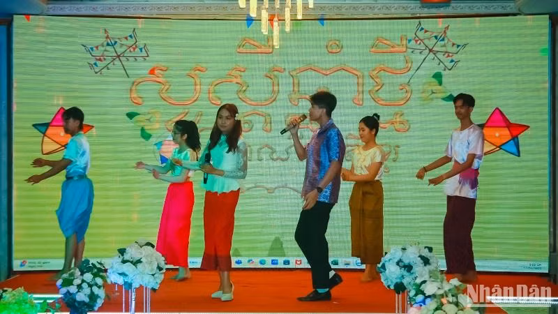 Các tiết mục văn nghệ truyền thống của lưu học sinh chào mừng Tết Bunpimay và Chol Chnam Thmay.