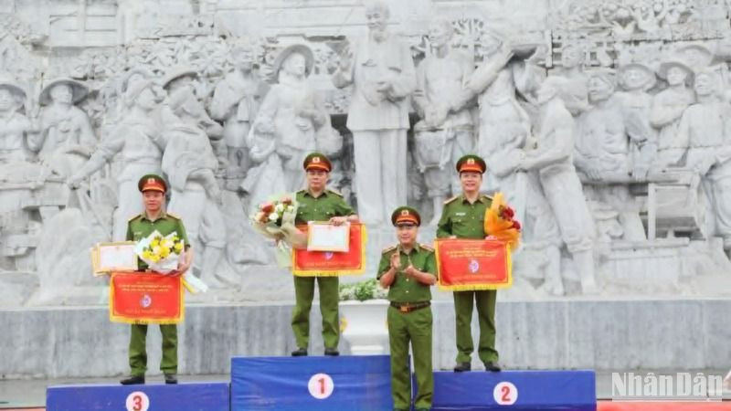 Trao thưởng cho ba đoàn tuyển tỉnh Thái Bình, Hà Nam và Bắc Ninh lần lượt xếp thứ Nhất, Nhì và Ba tại Hội thi.