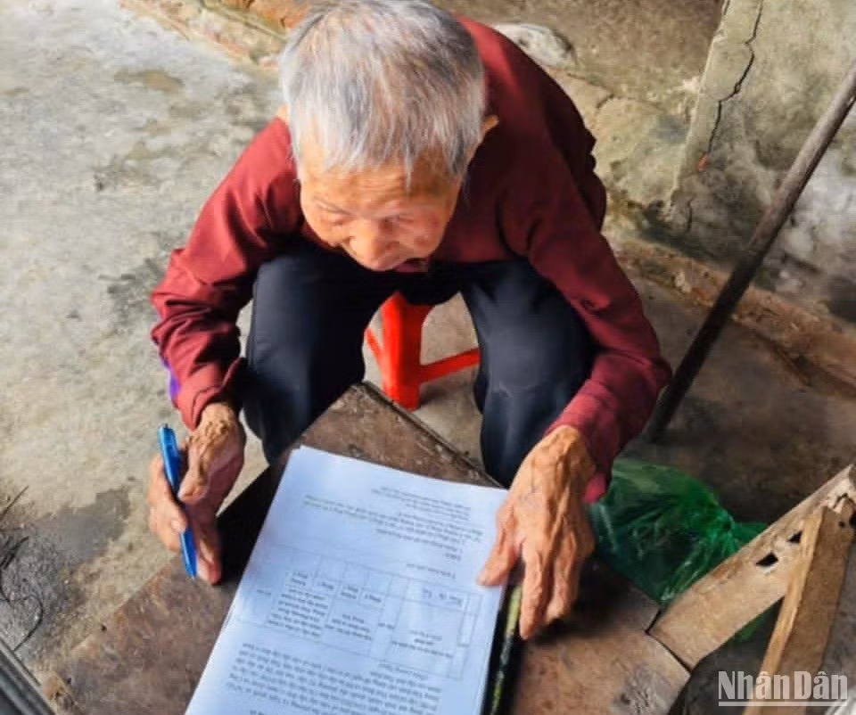 Cụ Trần Thị Là (98 tuổi) ở xã Tân Tiến (huyện Hưng Hà) ủng hộ chủ trương sắp xếp đơn vị hành chính cấp tỉnh, cấp xã hiện nay.