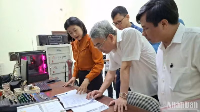 Đồng chí Phạm Đồng Thụy, Trưởng Ban Tuyên giáo và Dân vận Tỉnh ủy Thái Bình kiểm tra hoạt động tuyên truyền tại Trung tâm Văn hóa, Thể thao huyện Tiền Hải.