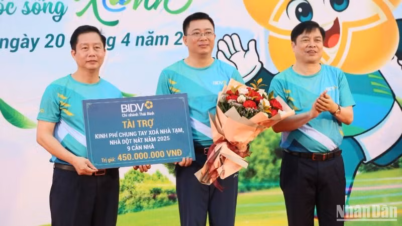 Các đồng chí lãnh đạo tỉnh nhận biểu trưng hỗ trợ kinh phí chung tay xóa nhà tạm, nhà dột nát trên địa bàn.