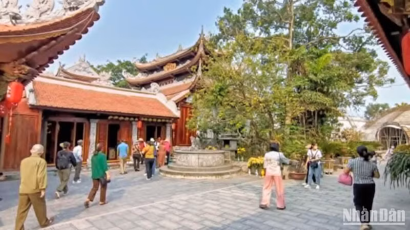 Đền Tiên La được xây dựng bề thế, có cảnh quan đẹp.