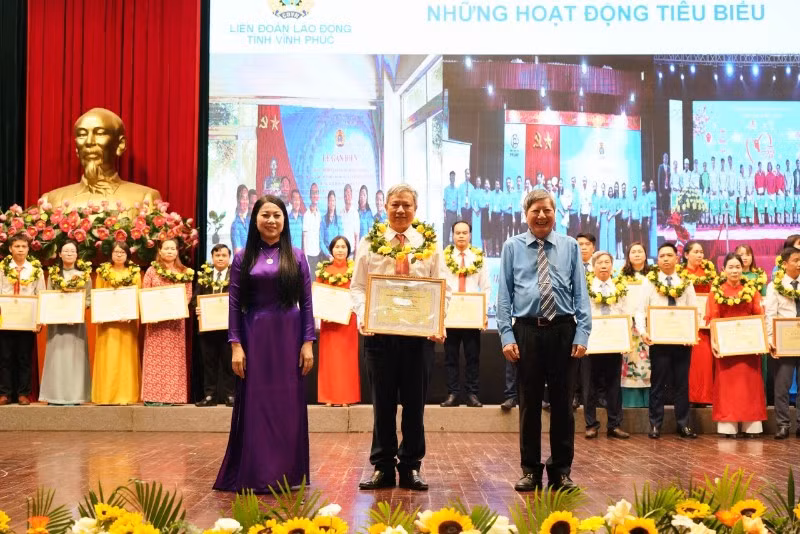 Các đồng chí lãnh đạo tặng bằng khen cho chủ tịch công đoàn cơ sở tiêu biểu.